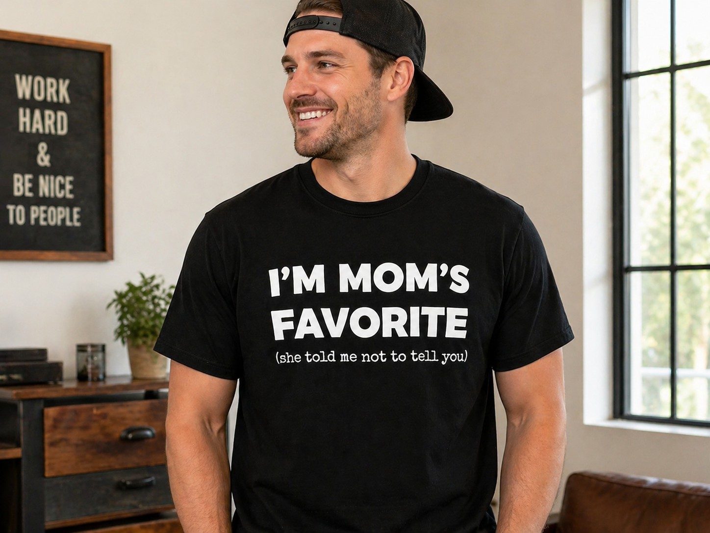 Funny Family Quote Men's T-Shirt – I'm Mom's Favorite Casual Humor Graphic Tee