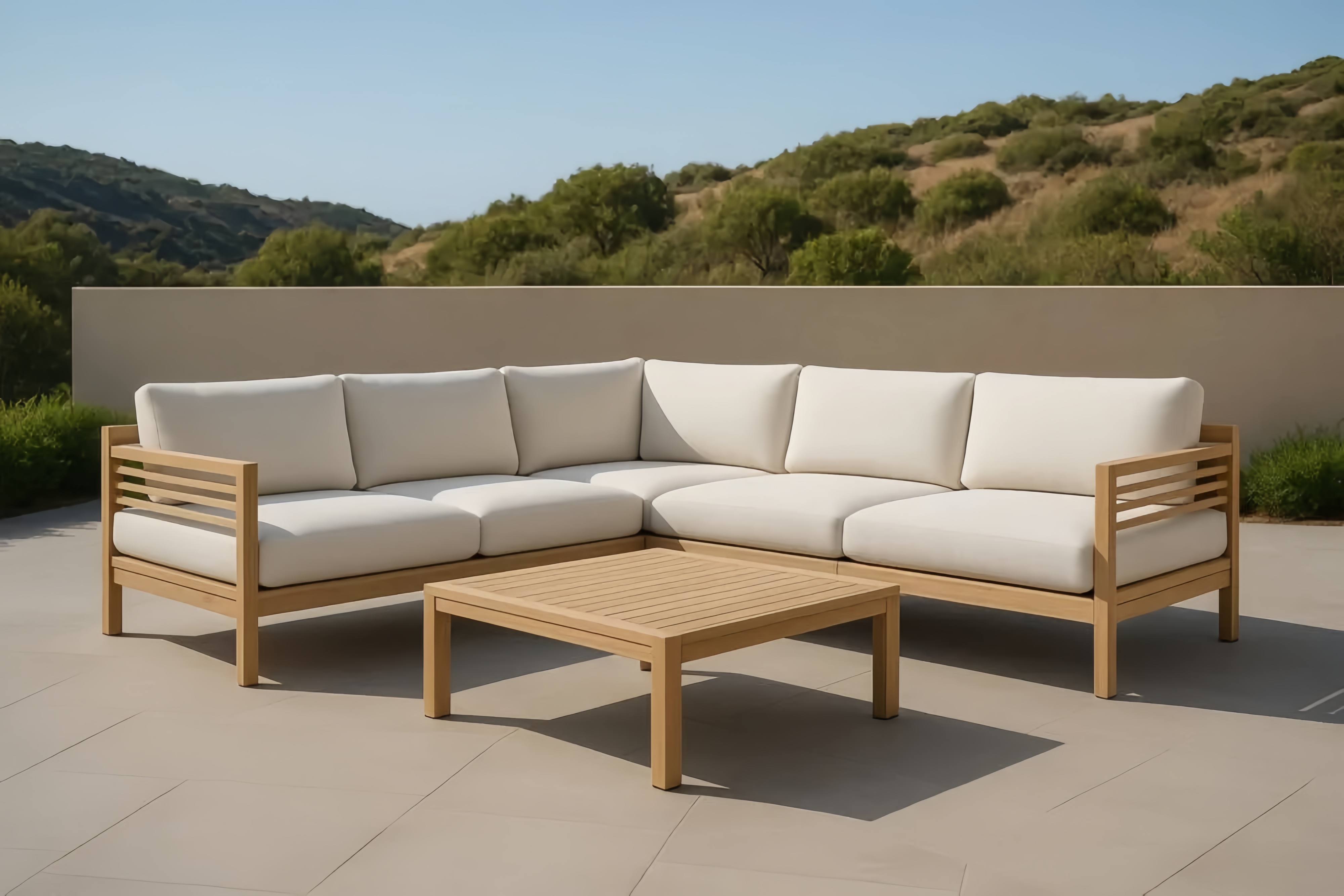 Divano ad angolo da Esterno in Legno e Cuscini in Tessuto Bianco con Tavolino