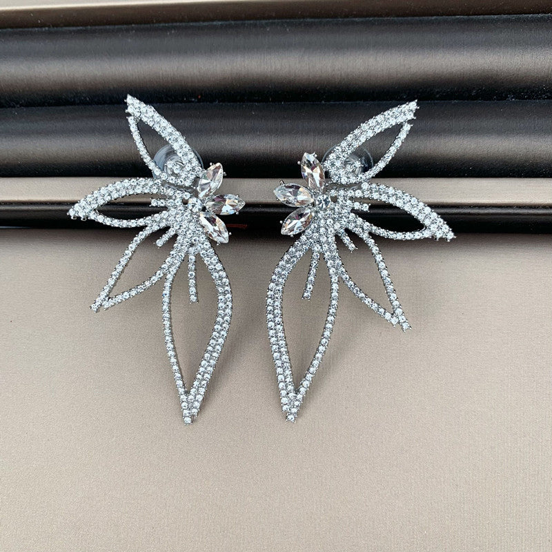 Pamuhue Crystal Flower Earrings in Silver