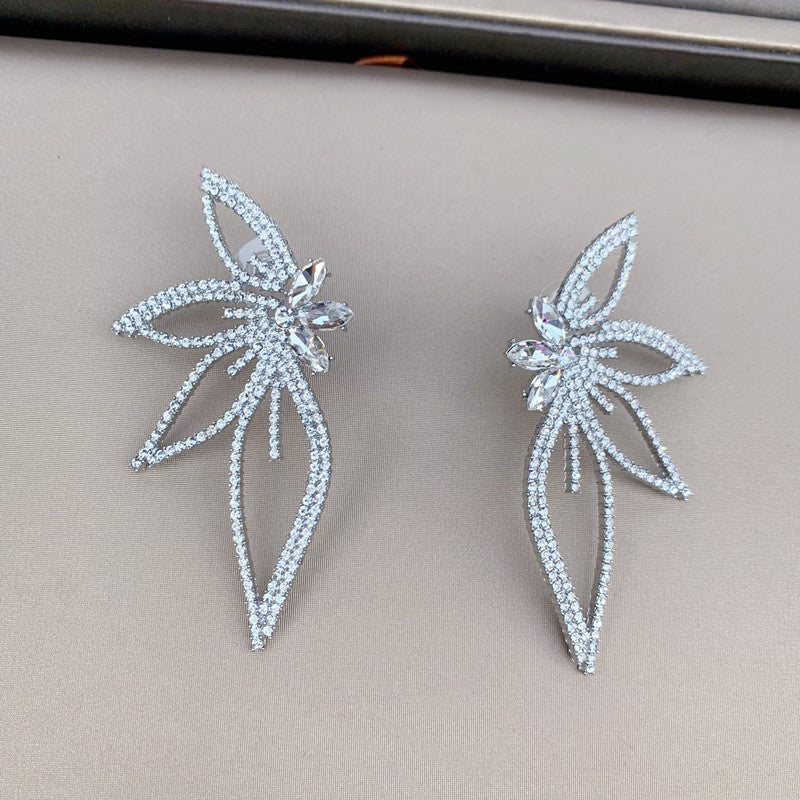 Pamuhue Crystal Flower Earrings in Silver