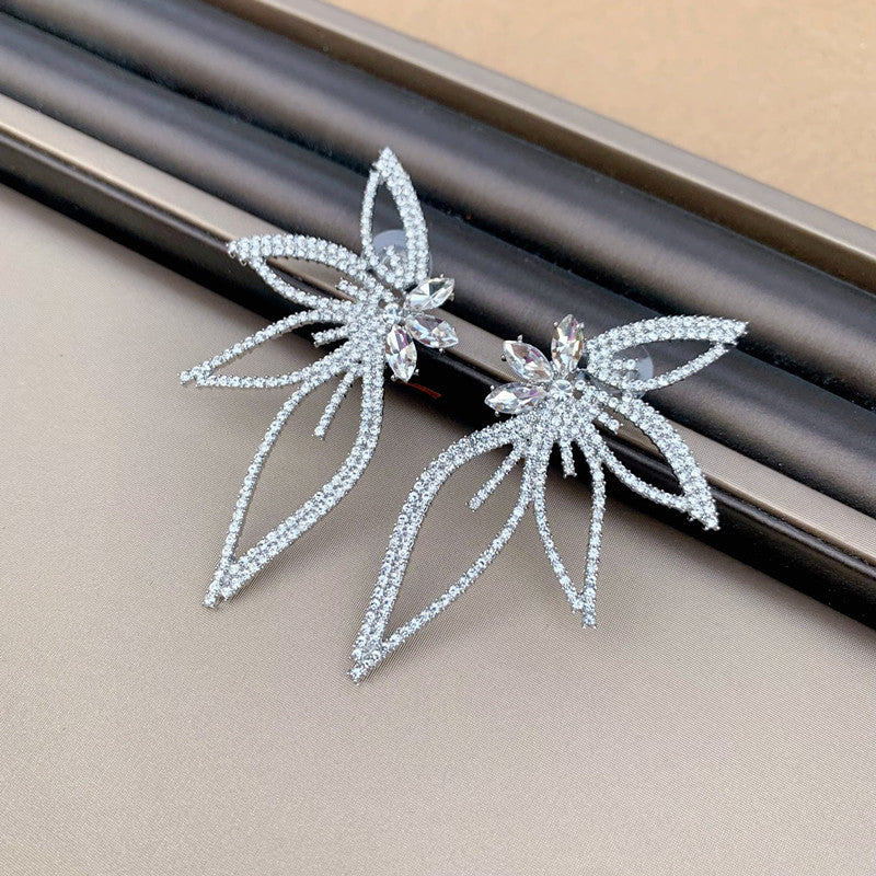 Pamuhue Crystal Flower Earrings in Silver