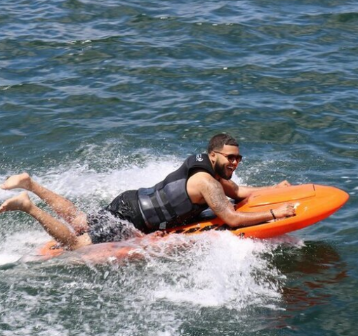 La mejor tabla de surf de verano con boya para piscina que necesitas