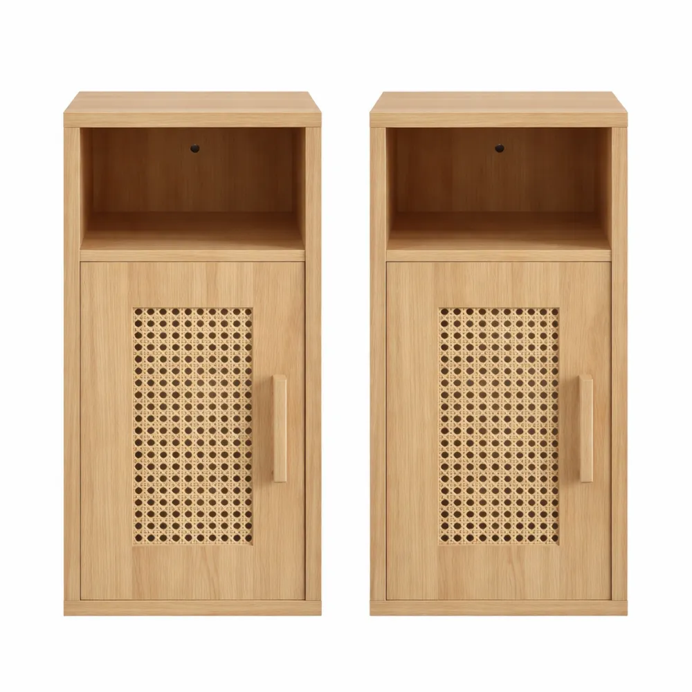 Paire de tables de nuit en bois avec compartiment ouvert et détails en rotin