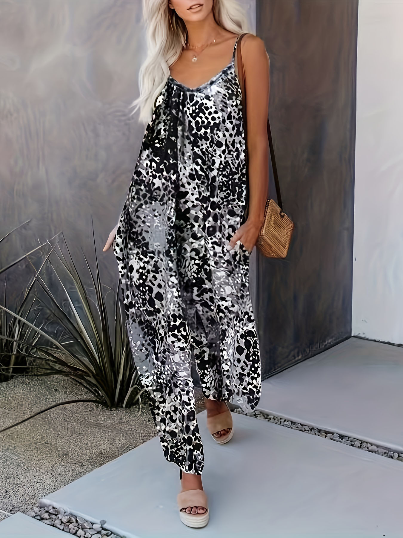 Flattering Plus Size Wide Leg Jumpsuit with Pockets – Comfy, Stylish & Perfect for Summer! ☀️👖(buy 2 Free Shiping)