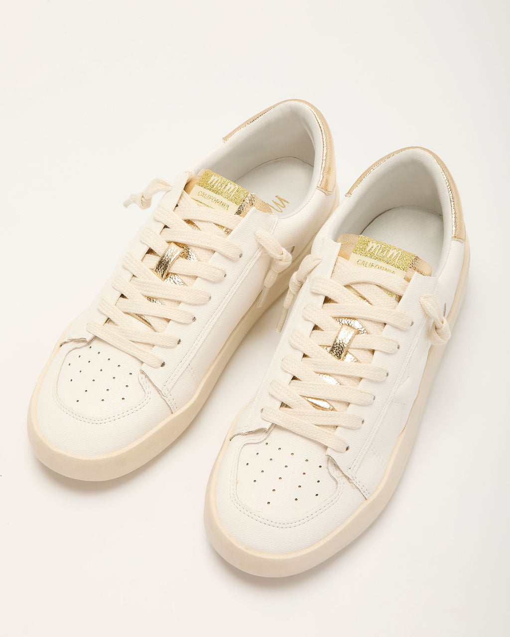 Soft Riot Embossed Star Sneakers-chiciza