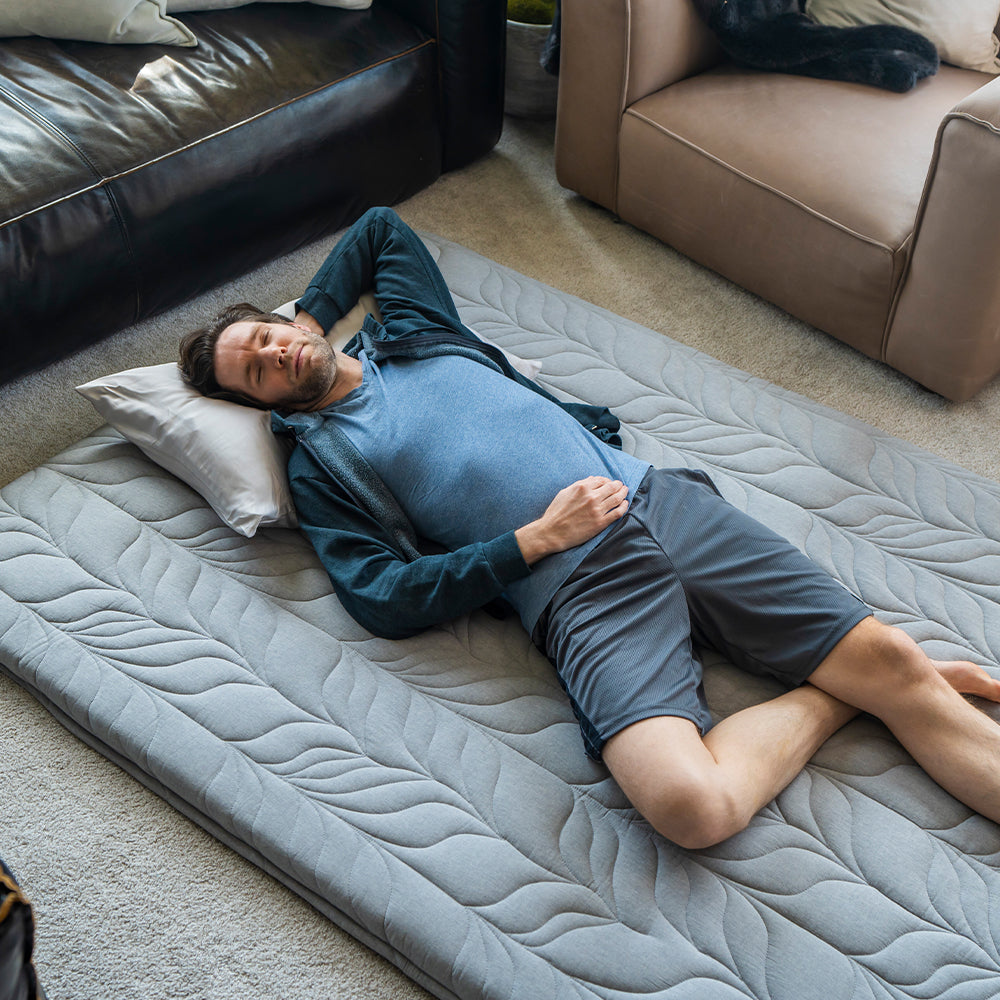 A man sleep on zonli floor mattress