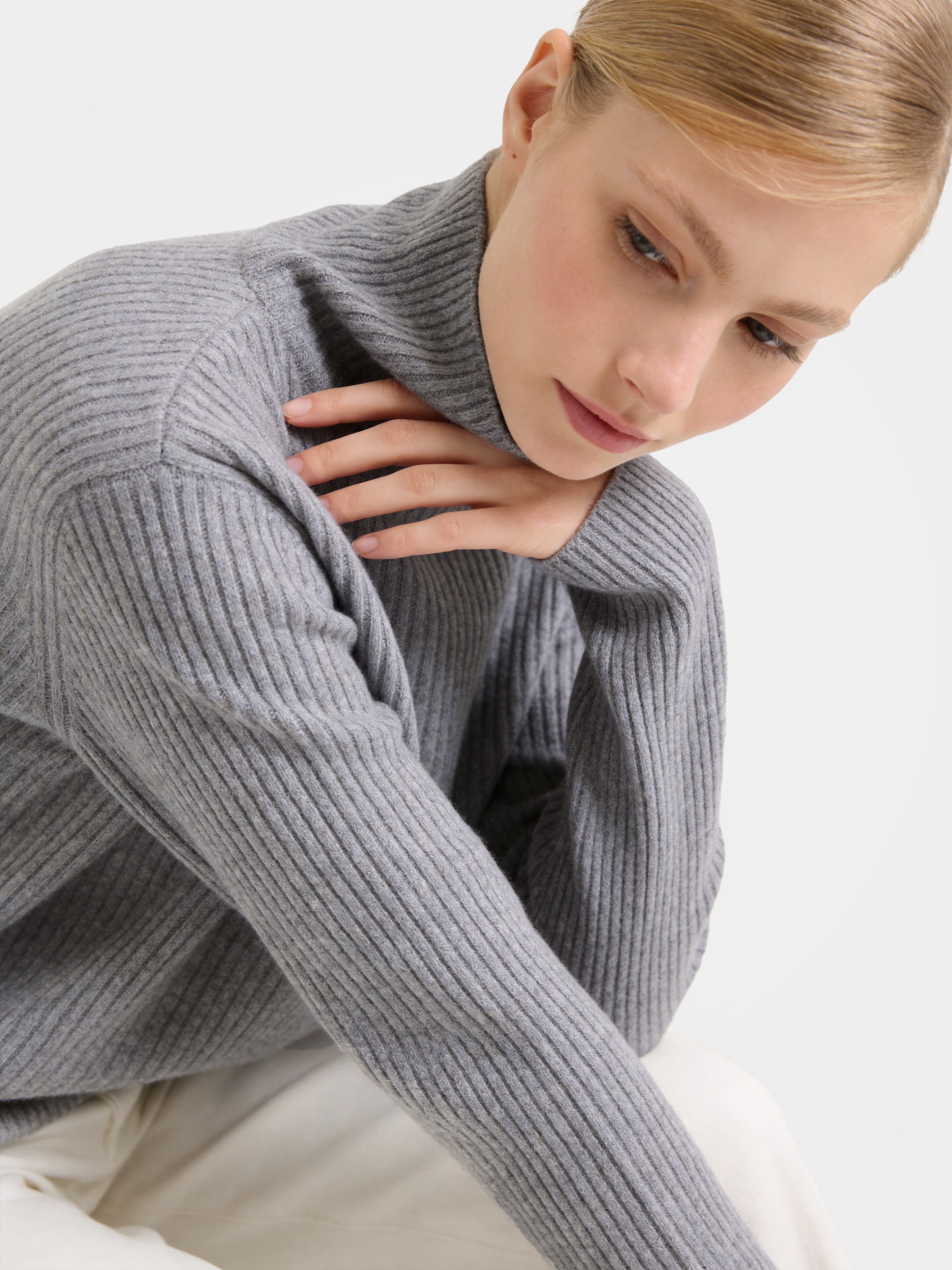 Soft 100% Mongolian Cashmere Turtleneck Knit Top
