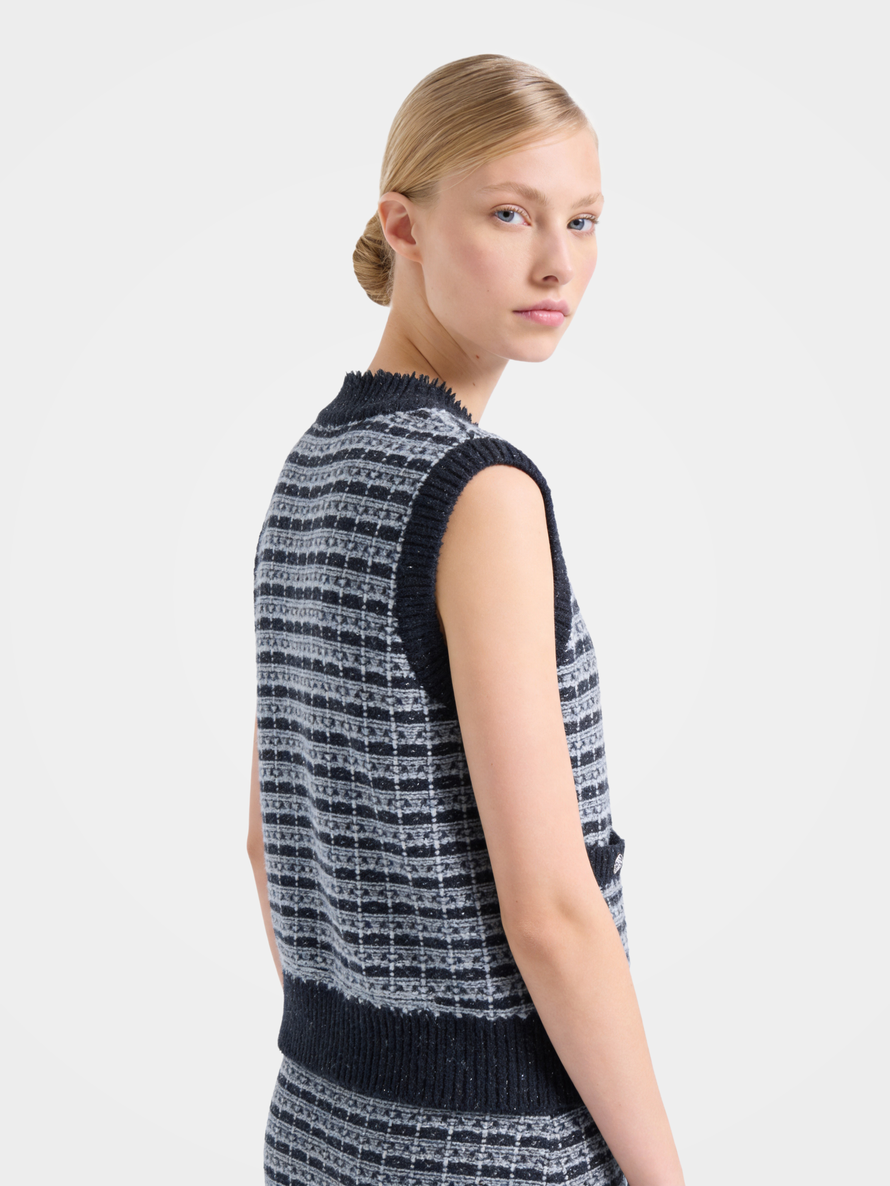 100% Cashmere Tweed-Inspired Button-Front Knit Vest Top Knit Sweaters 
