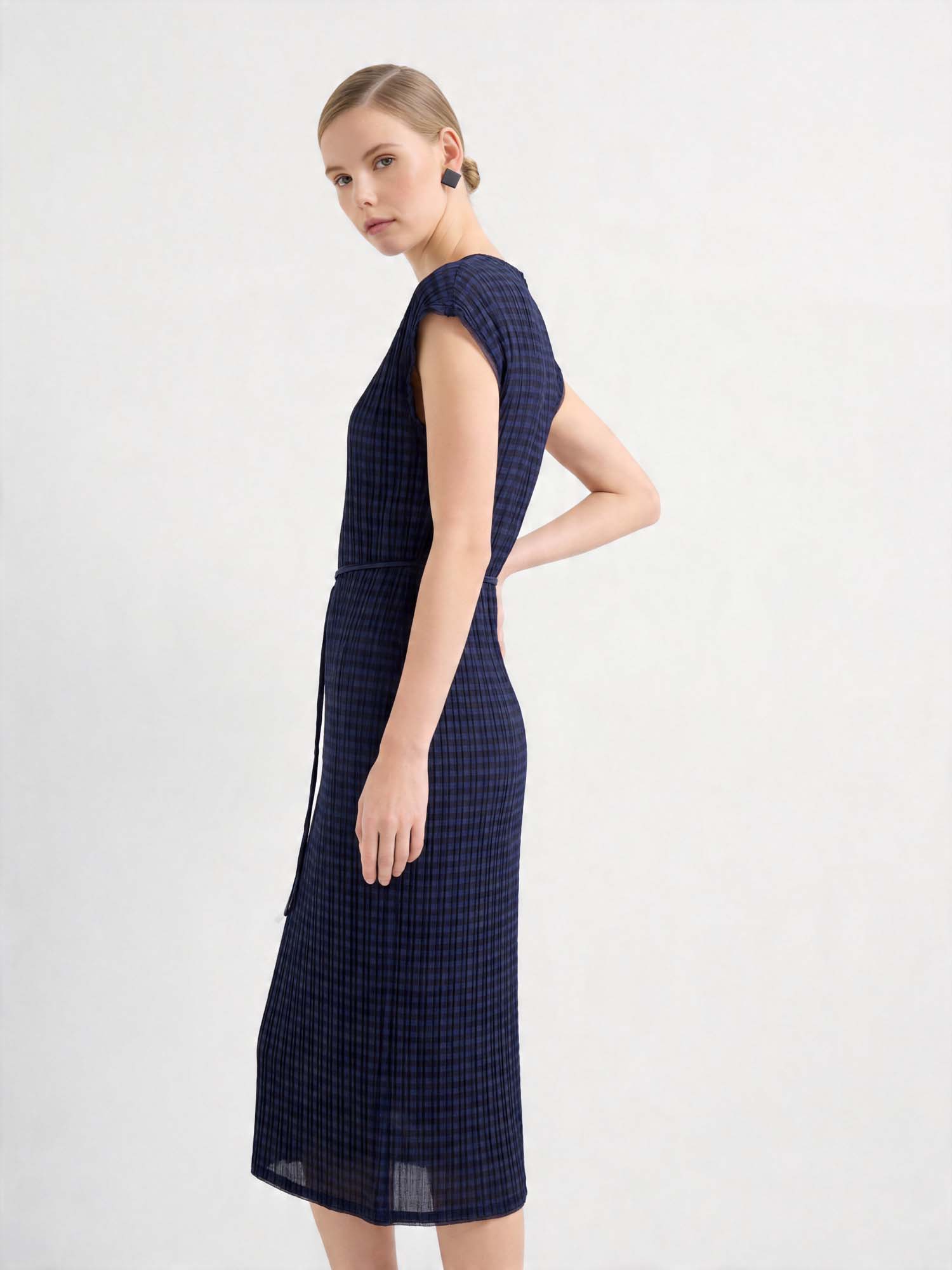 Navy Plaid Pleated Sleeveless Tie Midi Dress