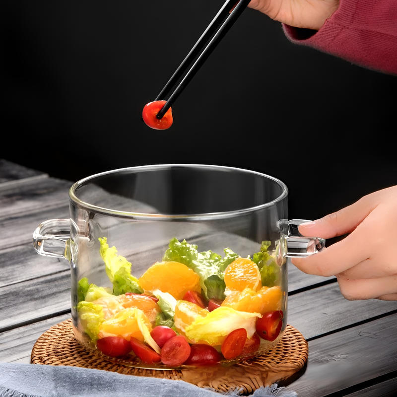 Family soup pot with lid