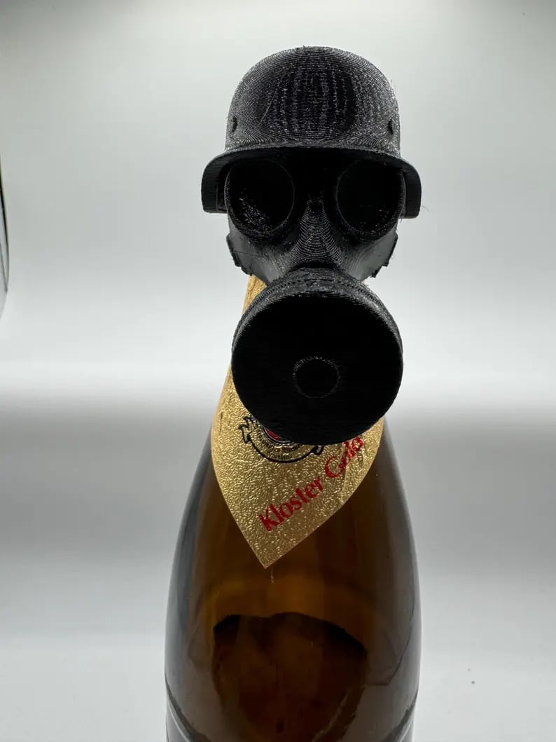 Stahlhelm Gasmaske Bierflaschendeckel