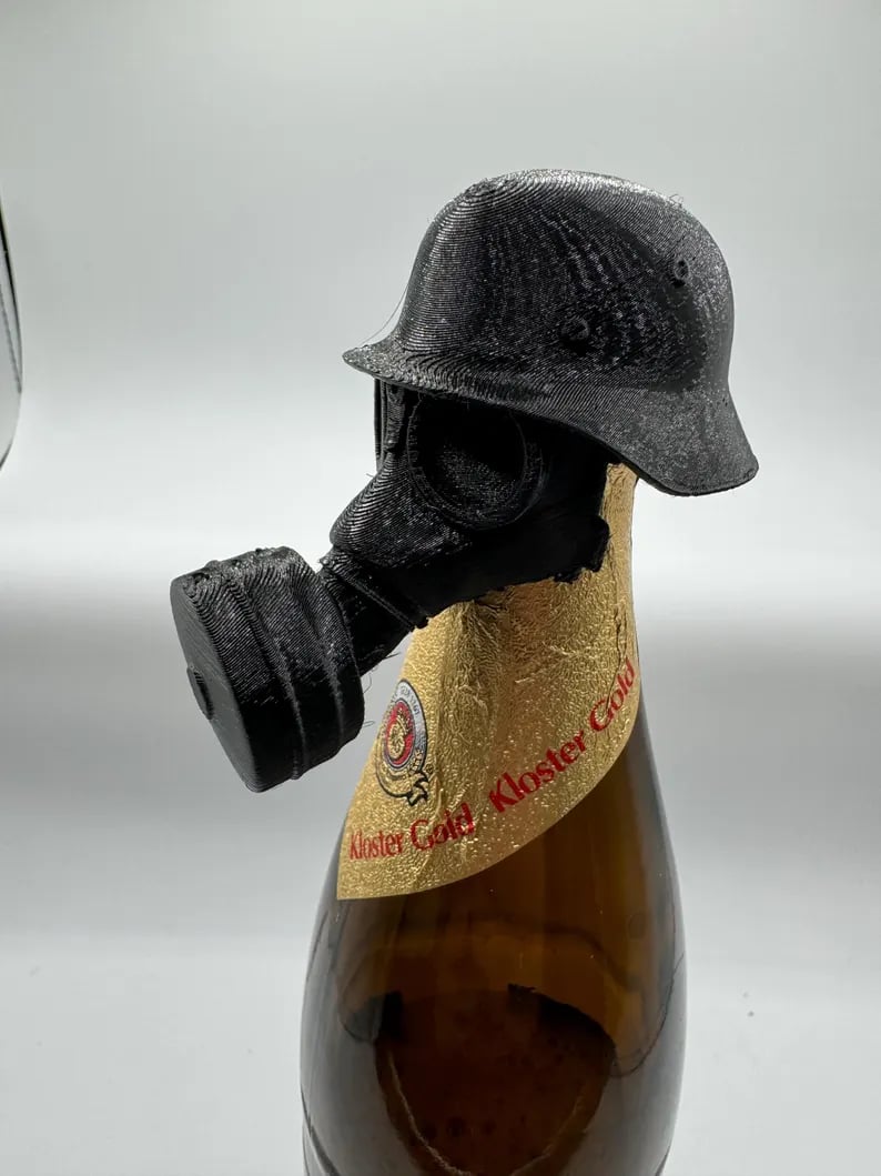 Stahlhelm Gasmaske Bierflaschendeckel