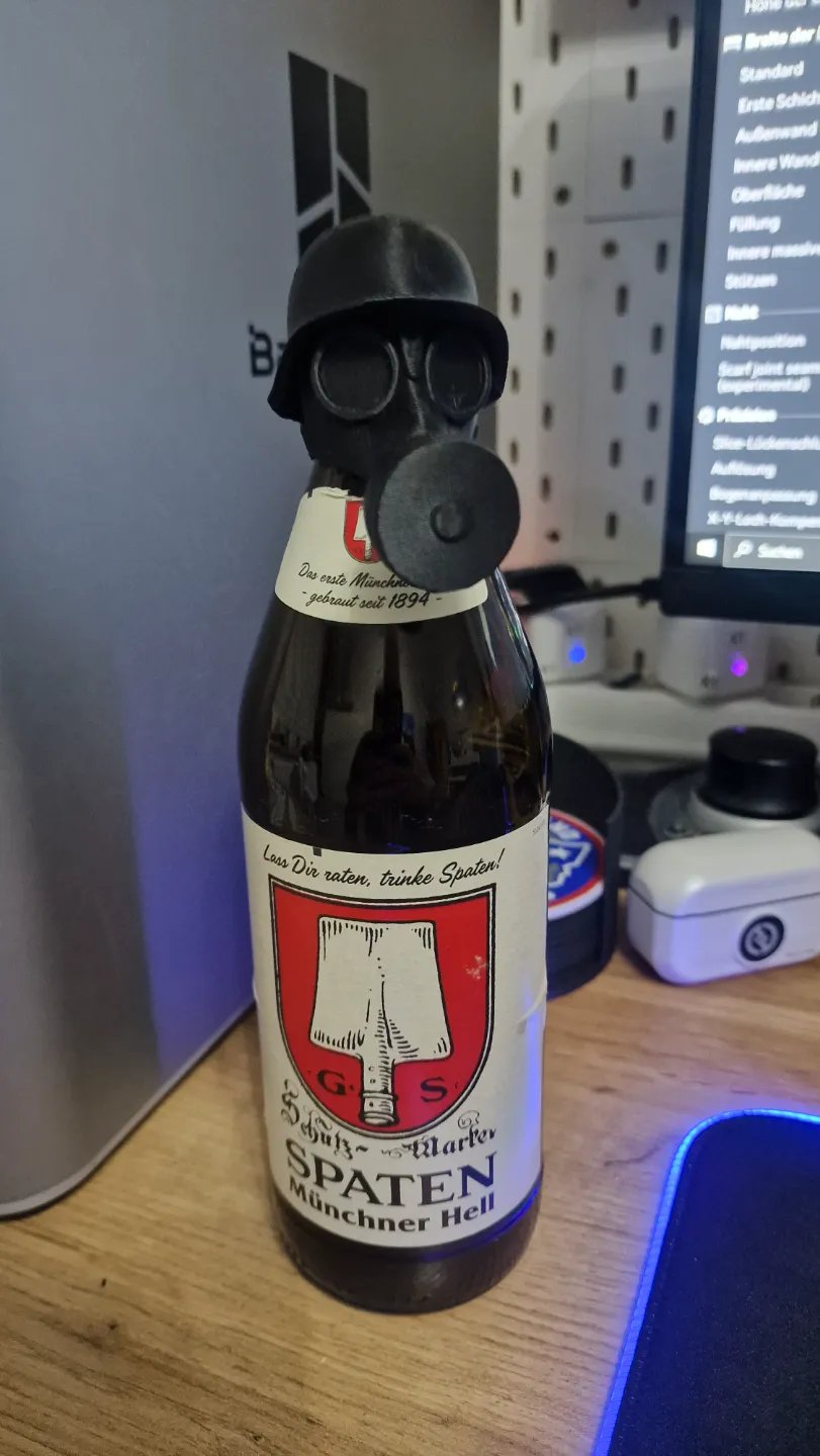 Stahlhelm Gasmaske Bierflaschendeckel