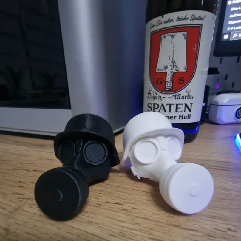 Stahlhelm Gasmaske Bierflaschendeckel