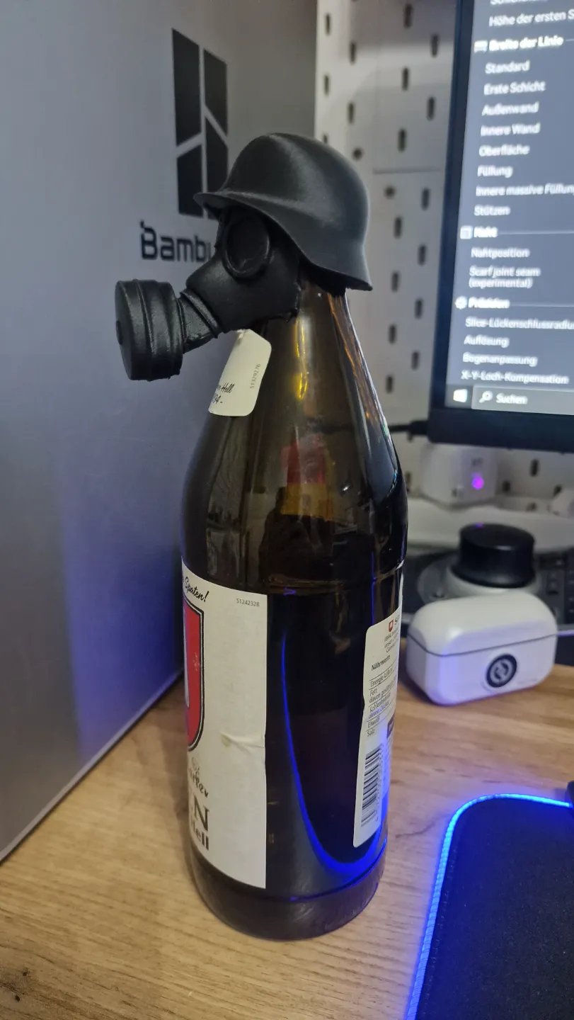 Stahlhelm Gasmaske Bierflaschendeckel