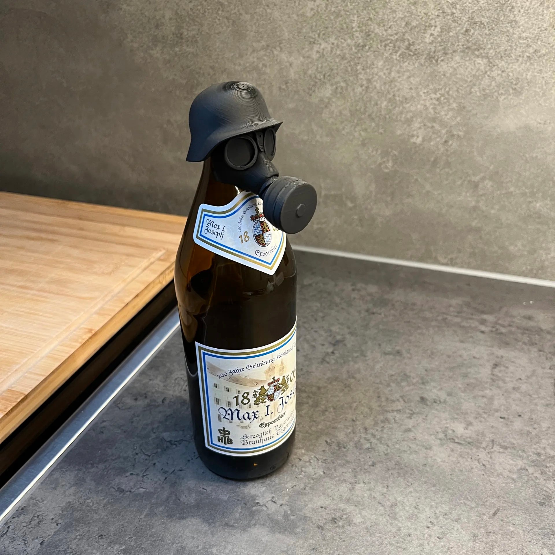 Stahlhelm Gasmaske Bierflaschendeckel