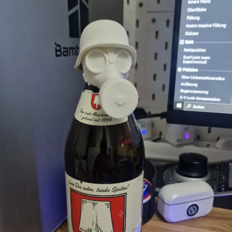 Stahlhelm Gasmaske Bierflaschendeckel