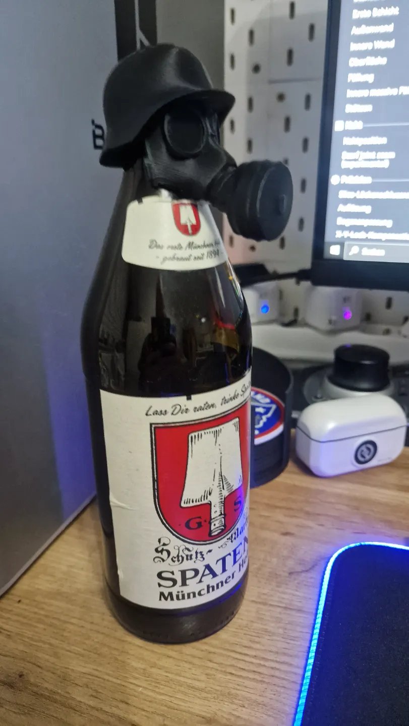 Stahlhelm Gasmaske Bierflaschendeckel