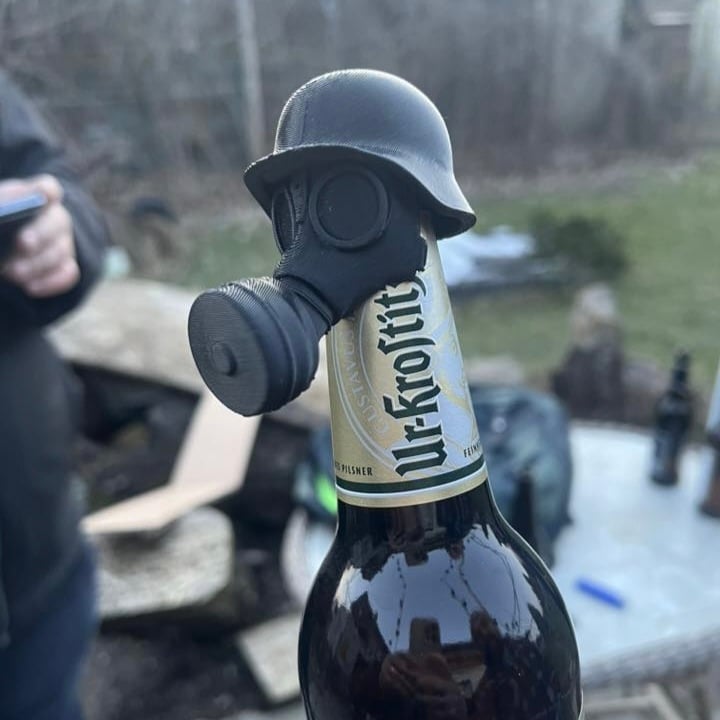 Stahlhelm Gasmaske Bierflaschendeckel