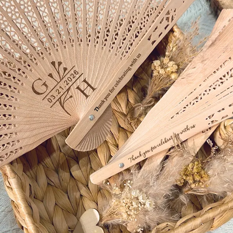 Abanicos Personalizados de Sándalo Grabados Set de 6 para Novia, Damas de Honor e Invitados