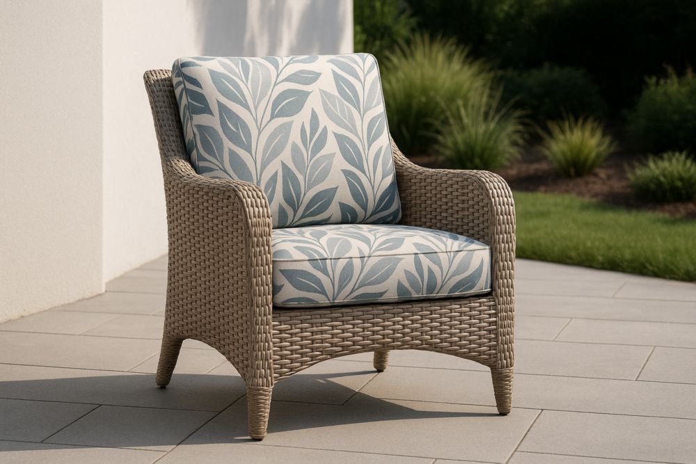 Fauteuil en Résine Tressée avec Coussin Imprimé Feuilles Bleu et Blanc 85cm x 75cm x 80cm