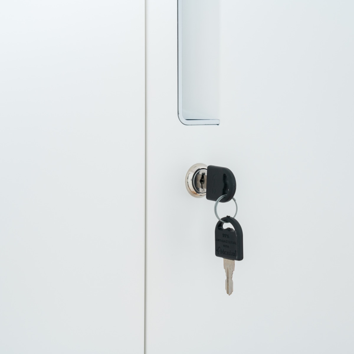 Nine-door locker cabinet (price on request)