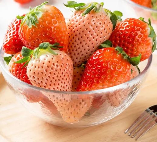 🍓 Semena obrovských krémových jahod 🍓 - Sladká pochúťka pre vašu záhradu! 😍
