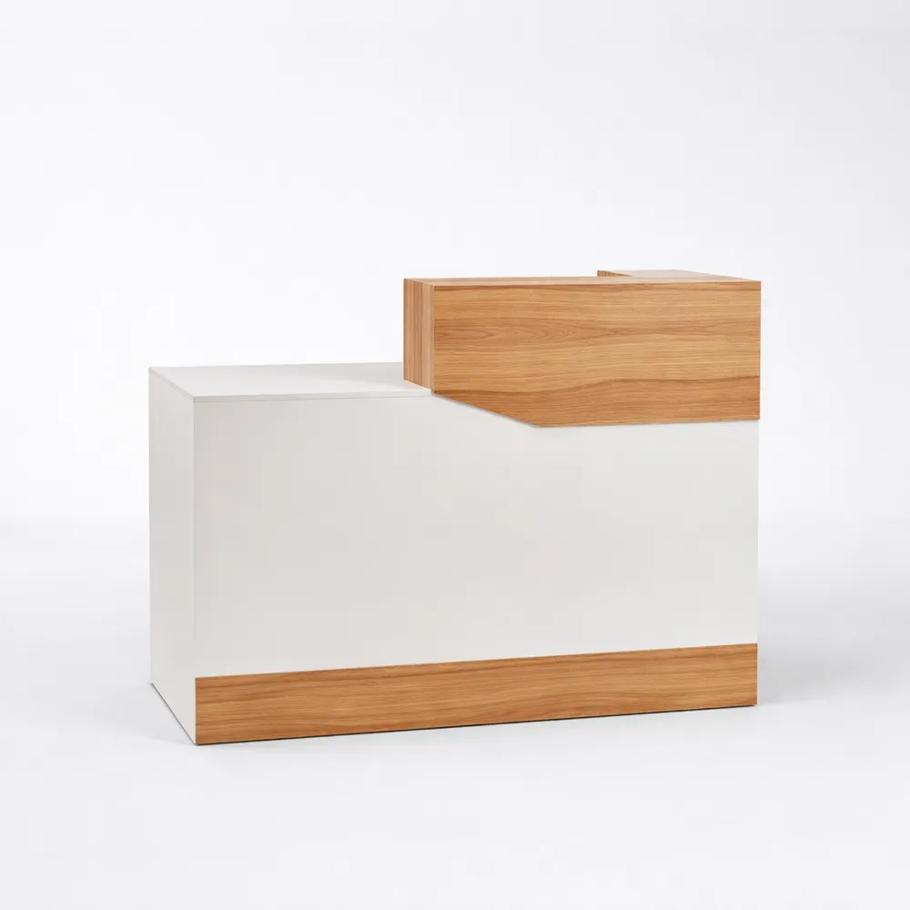 Comptoir d'accueil moderne en bois avec passe-câbles