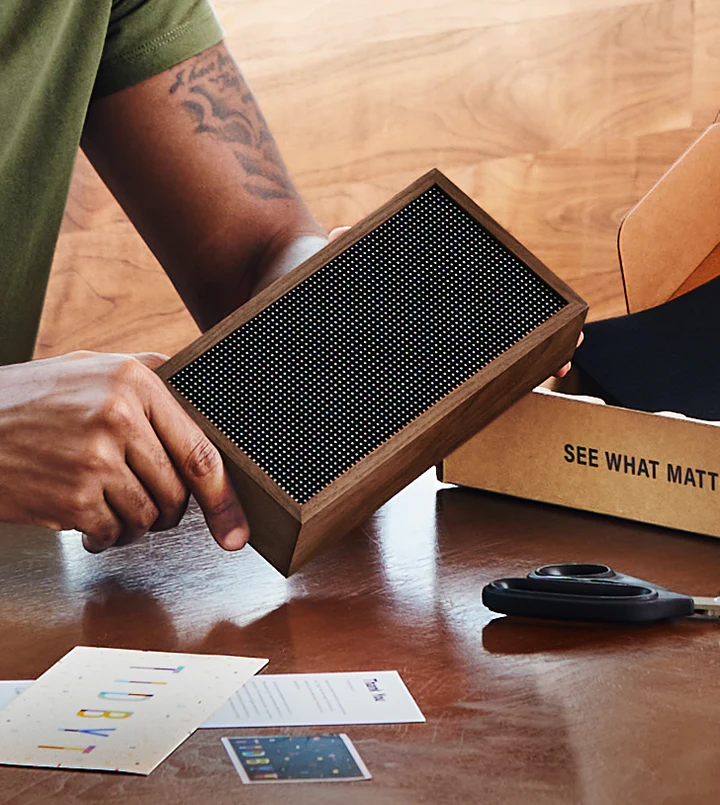 Smart Retro Display Stand