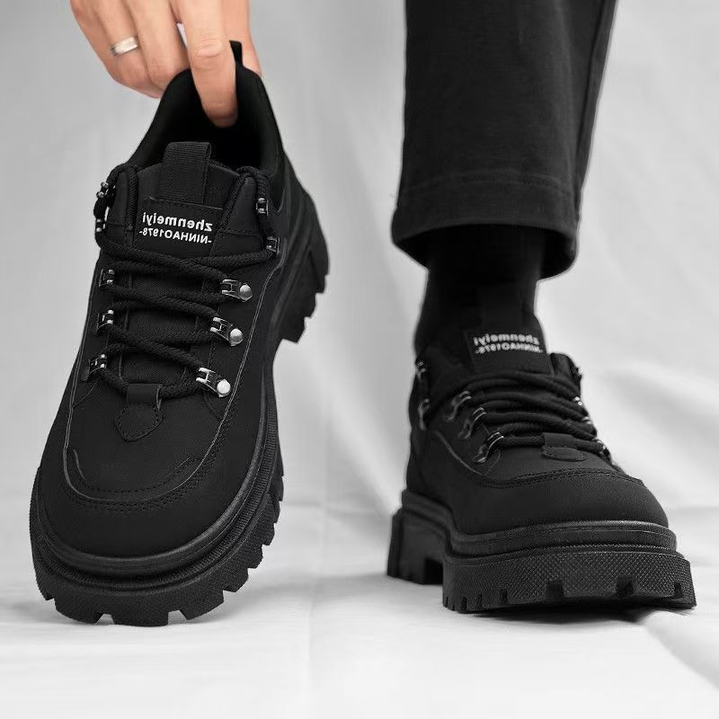 Schwarze Herren-Arbeitsstiefel für den Außenbereich, geeignet für Arbeit, Freizeit und andere Anlässe. Herren-Arbeitsschuhe.