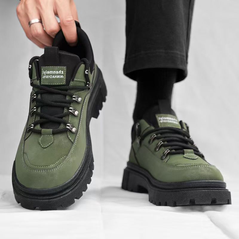 Schwarze Herren-Arbeitsstiefel für den Außenbereich, geeignet für Arbeit, Freizeit und andere Anlässe. Herren-Arbeitsschuhe.