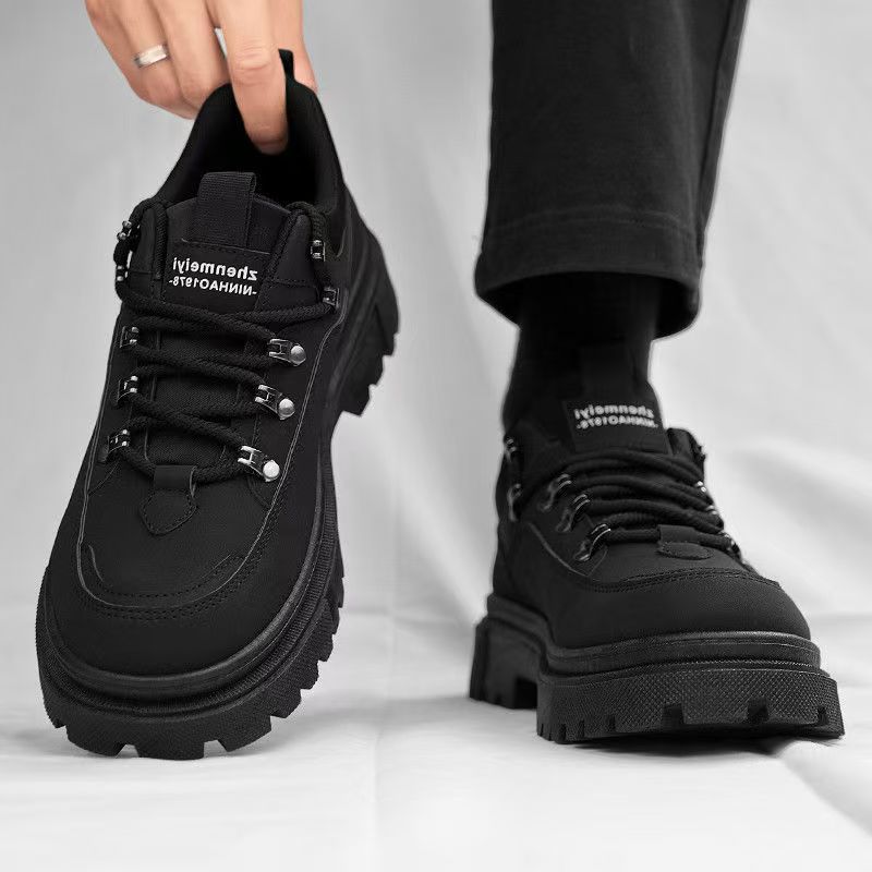 Schwarze Herren-Arbeitsstiefel für den Außenbereich, geeignet für Arbeit, Freizeit und andere Anlässe. Herren-Arbeitsschuhe.