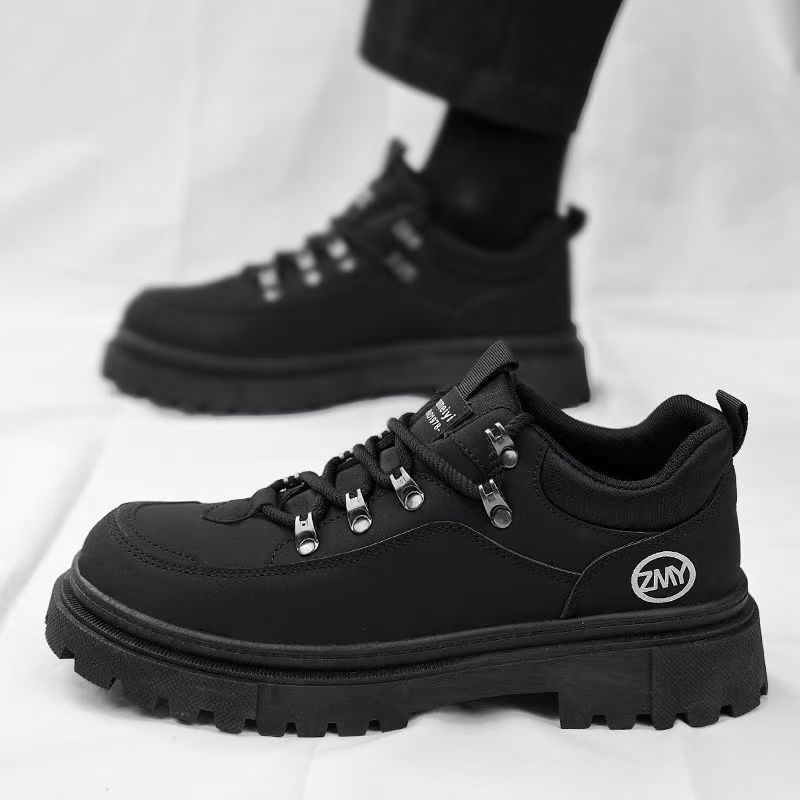 Schwarze Herren-Arbeitsstiefel für den Außenbereich, geeignet für Arbeit, Freizeit und andere Anlässe. Herren-Arbeitsschuhe.