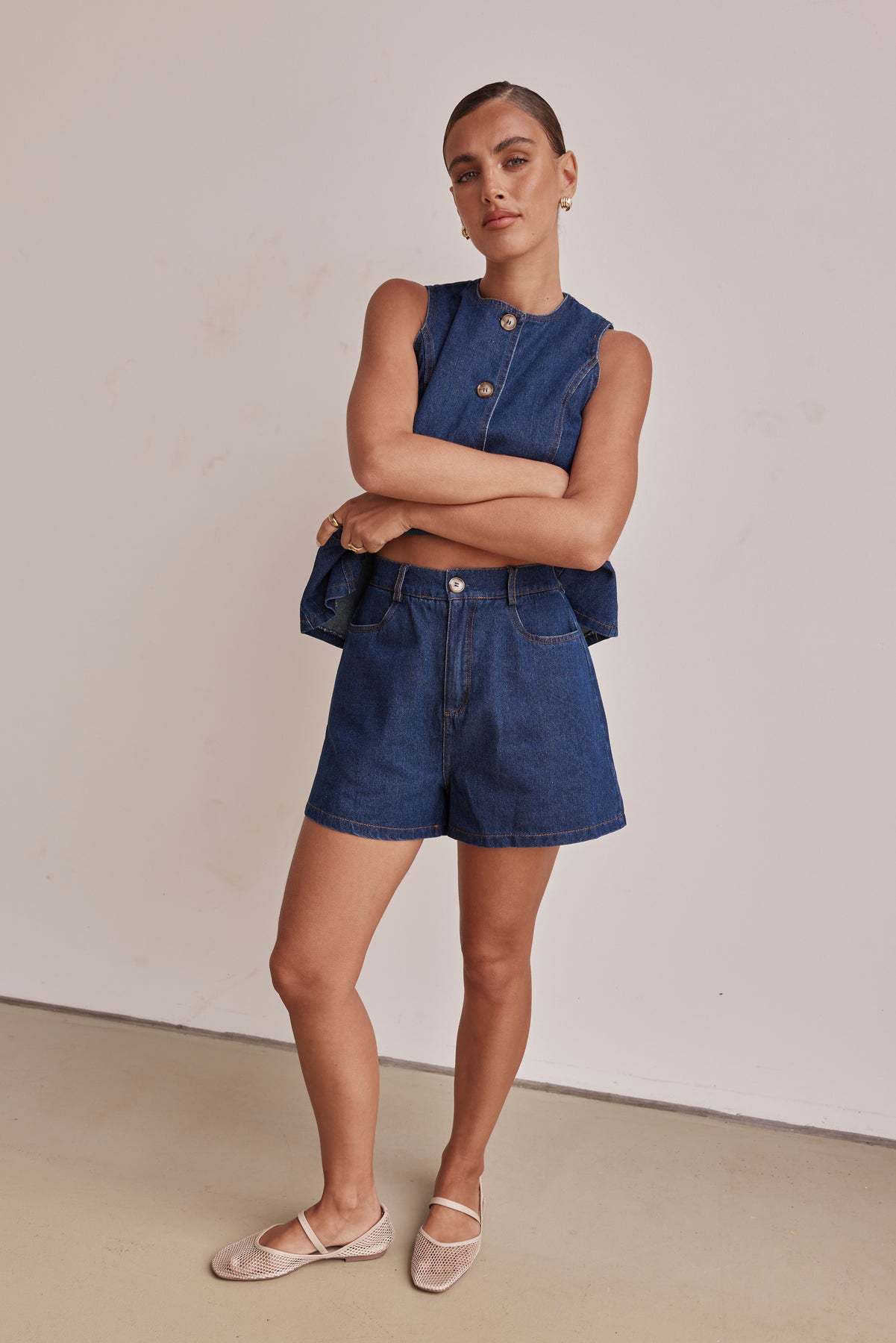 Women’s Fashion Sleeveless High-Waist Loose Denim Shorts Set with Waist-Cinching