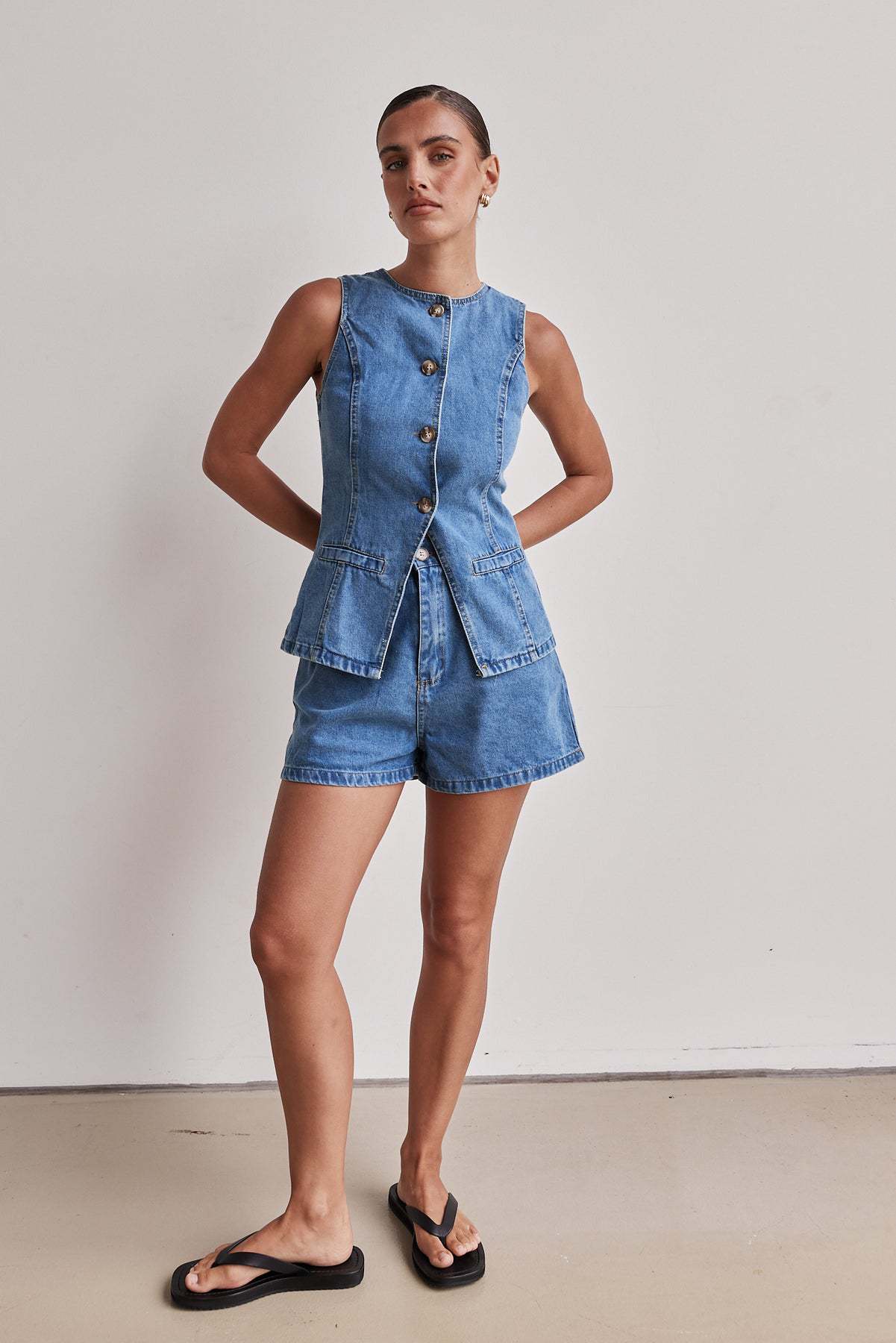 Women’s Fashion Sleeveless High-Waist Loose Denim Shorts Set with Waist-Cinching