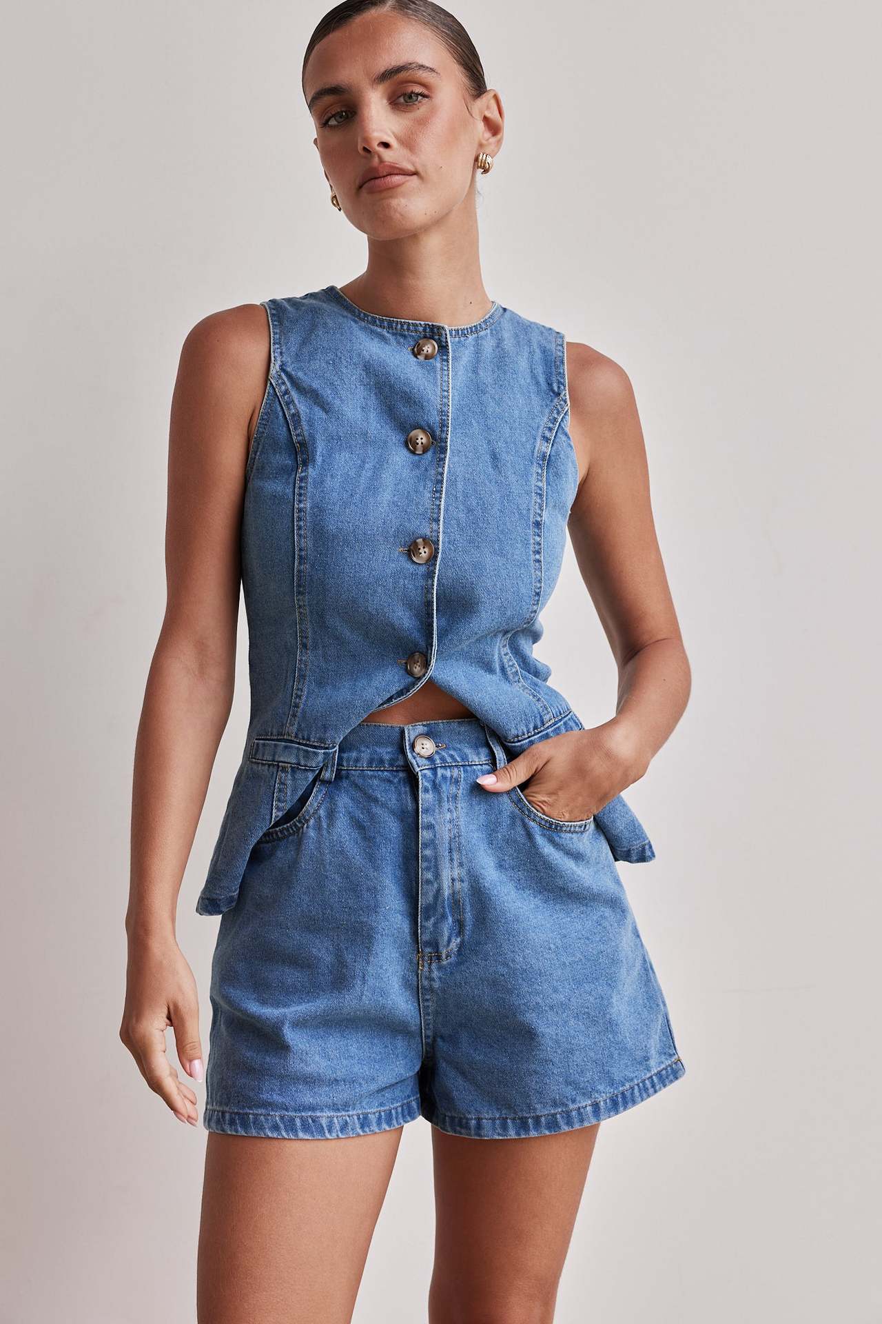 Women’s Fashion Sleeveless High-Waist Loose Denim Shorts Set with Waist-Cinching
