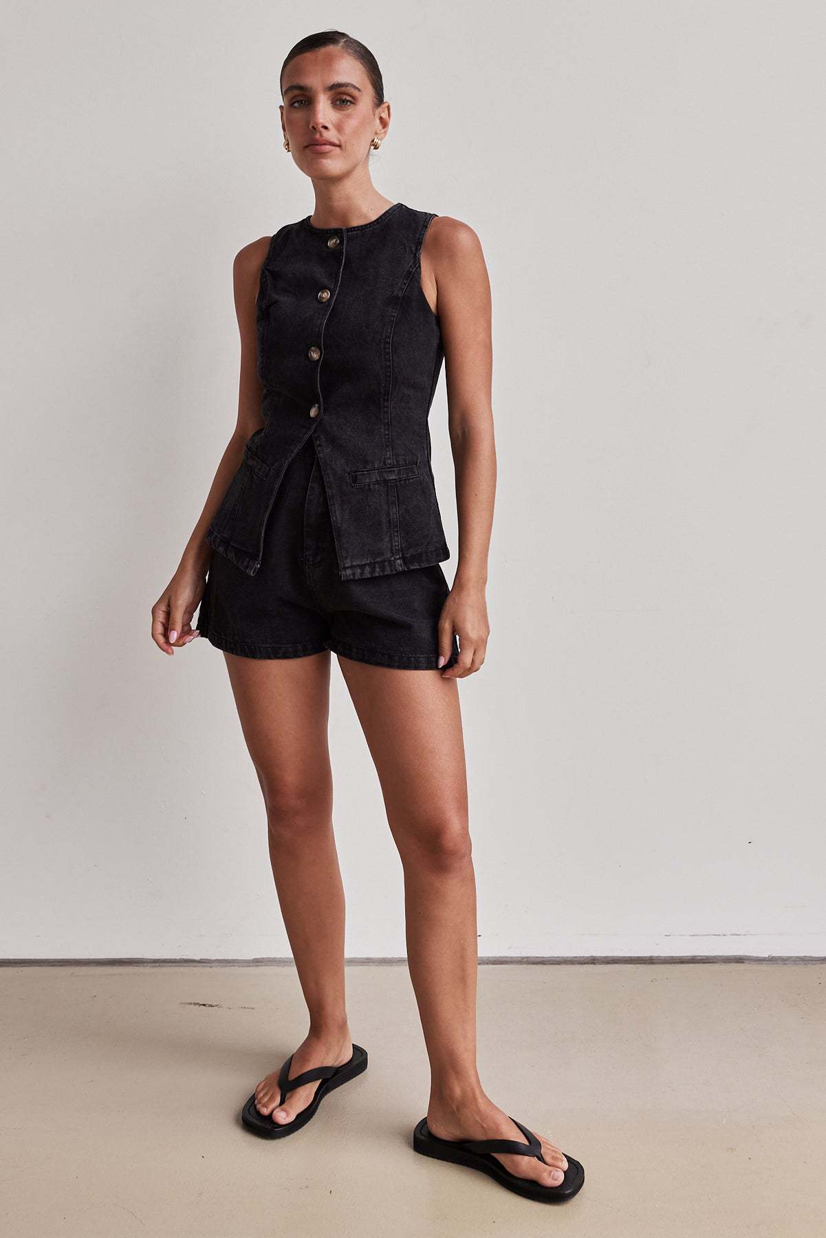 Women’s Fashion Sleeveless High-Waist Loose Denim Shorts Set with Waist-Cinching