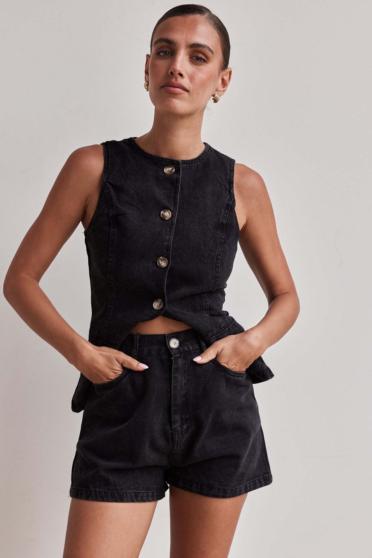 Women’s Fashion Sleeveless High-Waist Loose Denim Shorts Set with Waist-Cinching