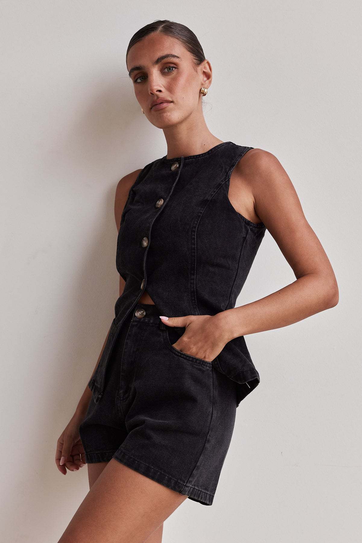 Women’s Fashion Sleeveless High-Waist Loose Denim Shorts Set with Waist-Cinching