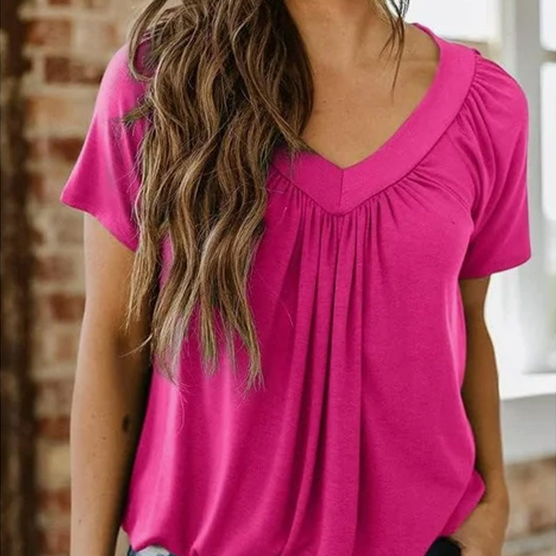 Kortærmet top med plisseret V-udskæring til kvinder