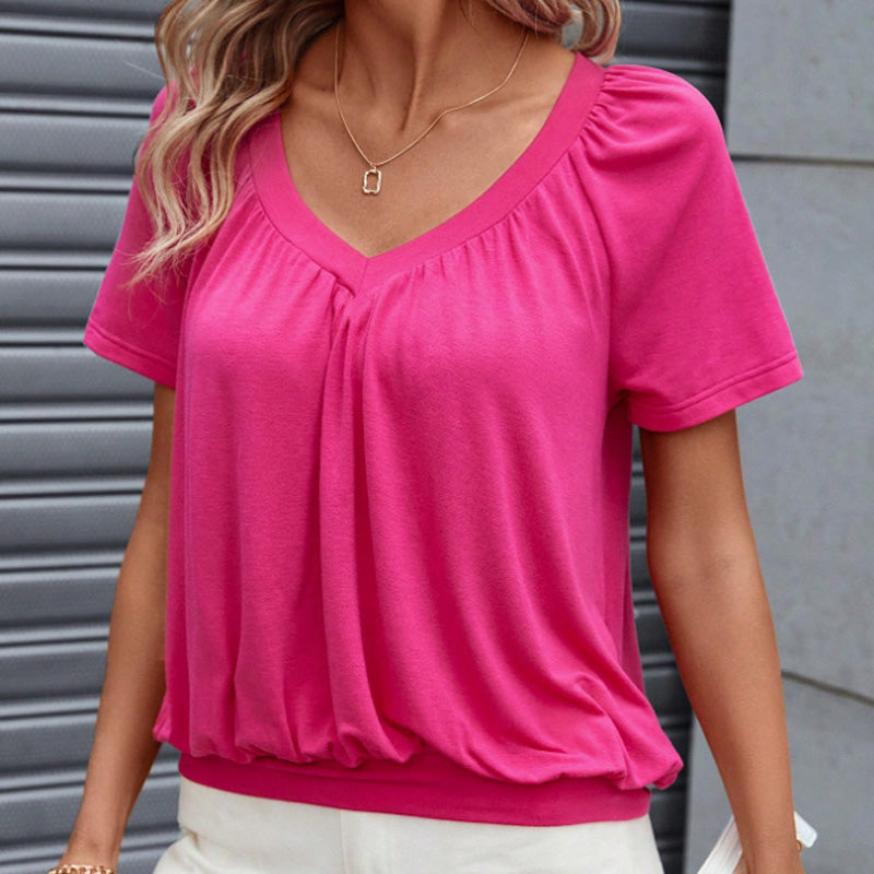 Kortærmet top med plisseret V-udskæring til kvinder