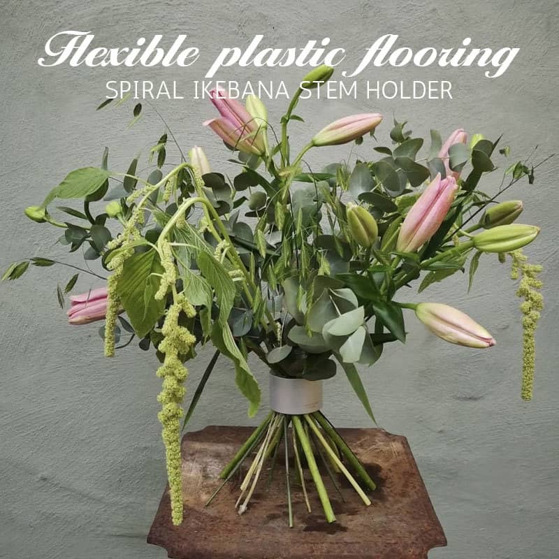 🌸 Hver gang et perfekt blomsterarrangement – spiralholderen holder stilkene præcis, hvor du vil have dem! 🌀