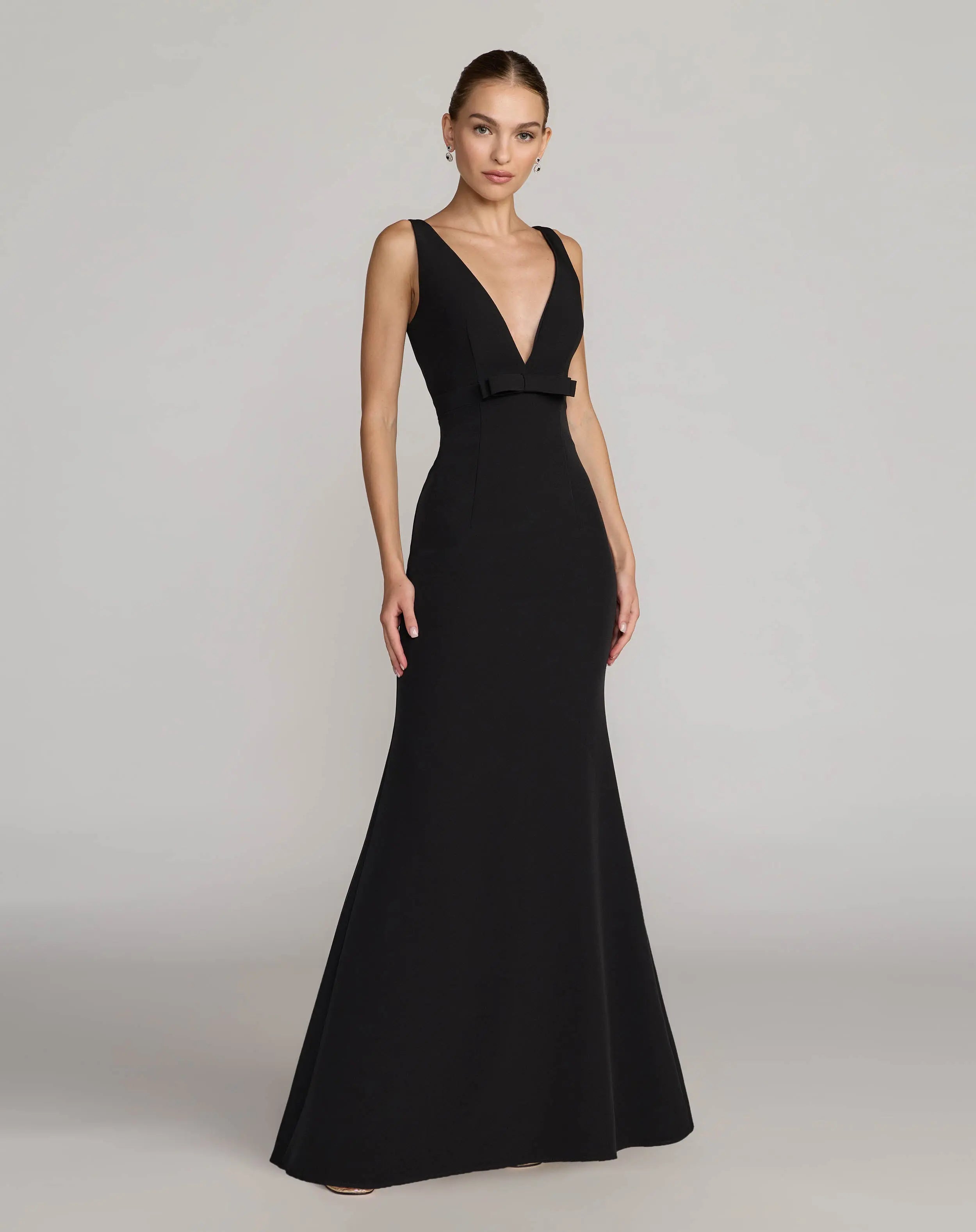 Black Sleeveless V Neck Mermaid Gown With Bow-Myartka