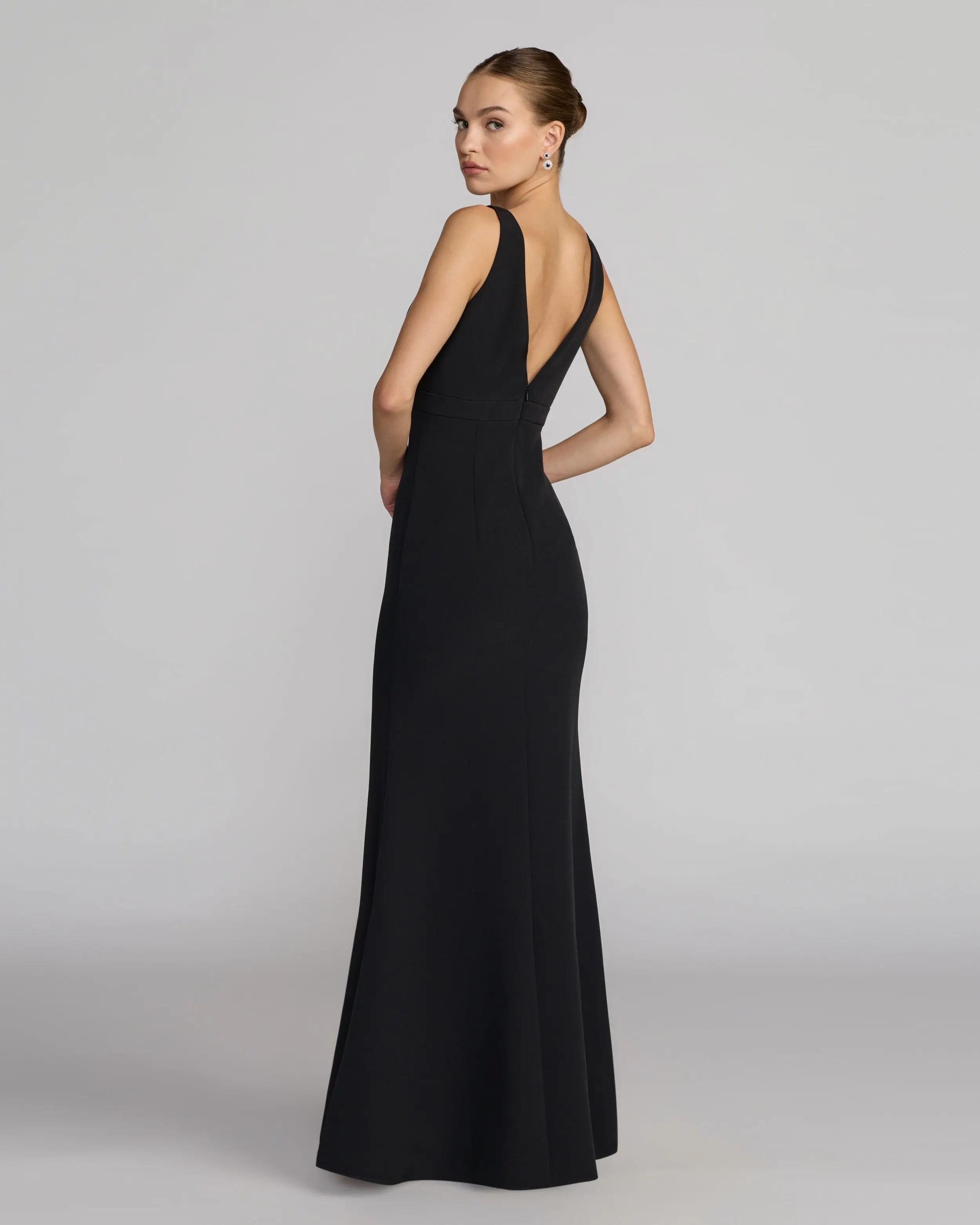 Black Sleeveless V Neck Mermaid Gown With Bow-Myartka