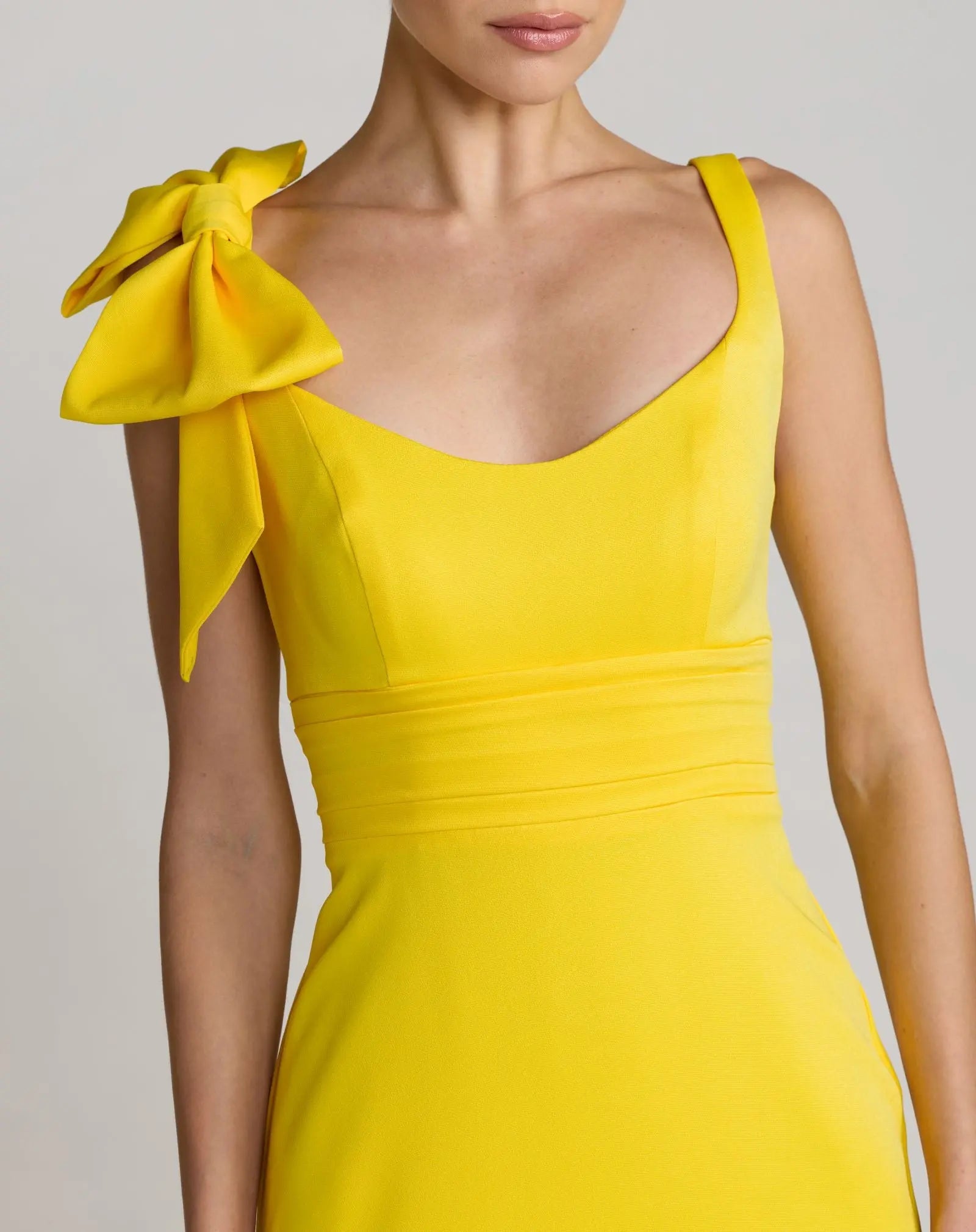 Yellow Scoop Neck Trumpet Gown with Bow-Myartka