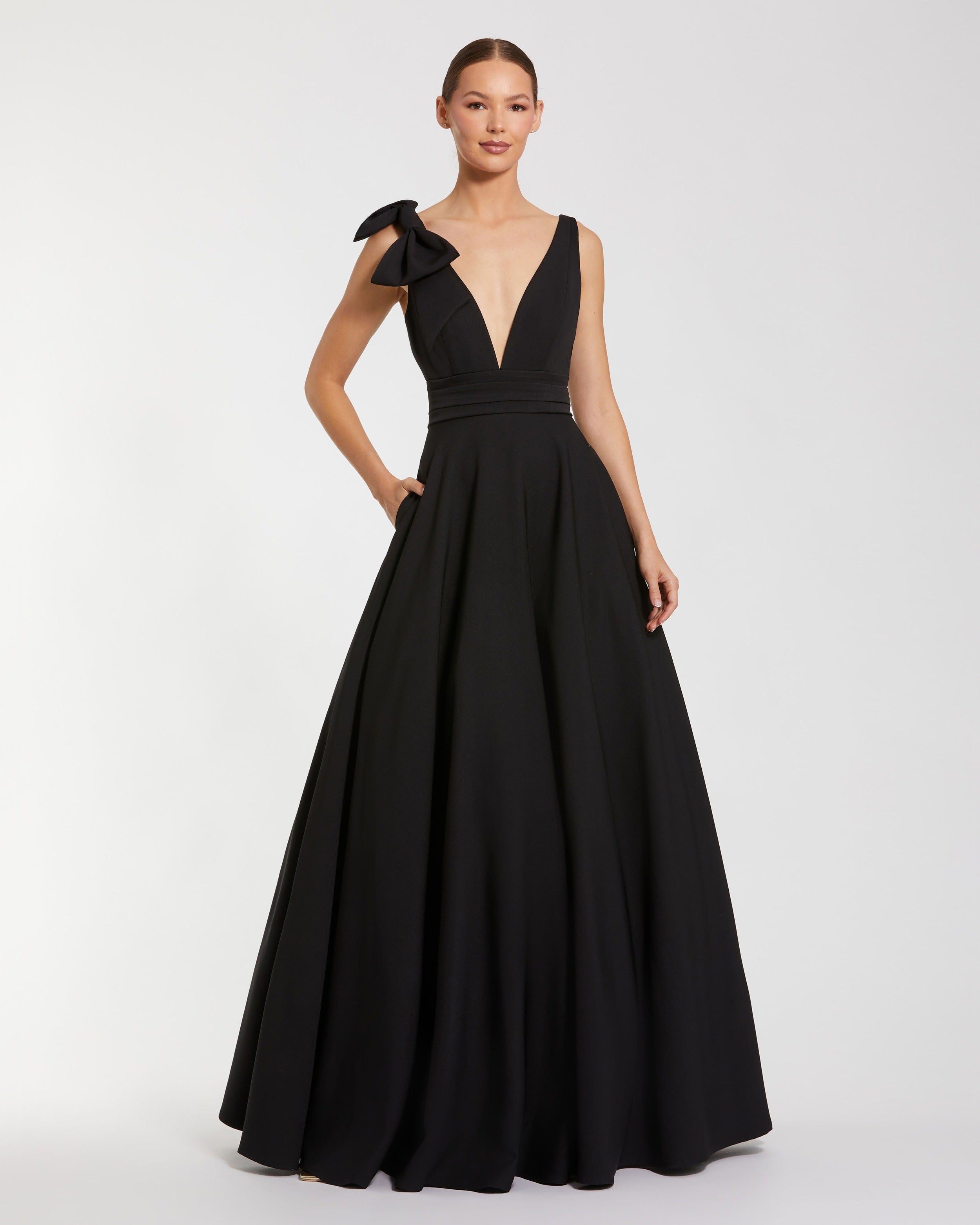 Black Sleeveless Plunge Neck Ball Gown With Bow Detail-Myartka