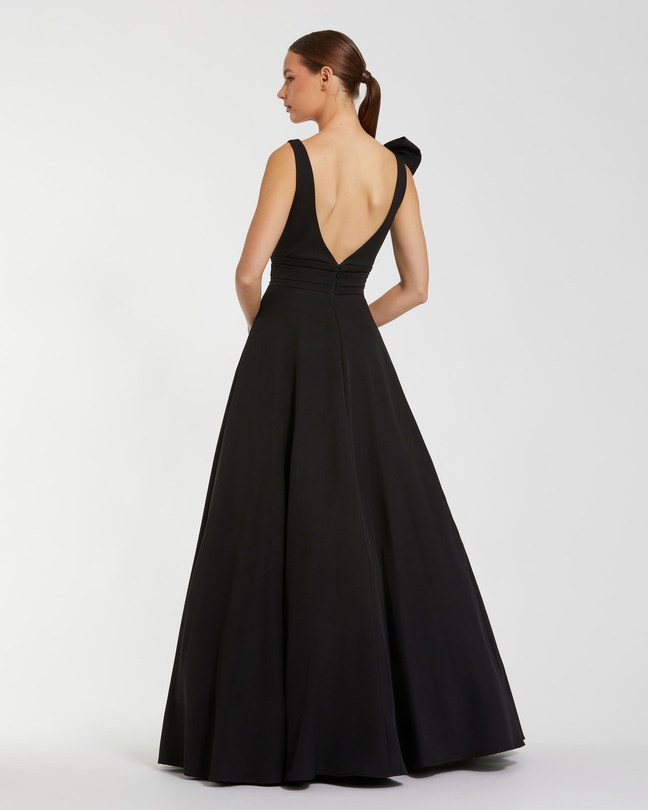 Black Sleeveless Plunge Neck Ball Gown With Bow Detail-Myartka