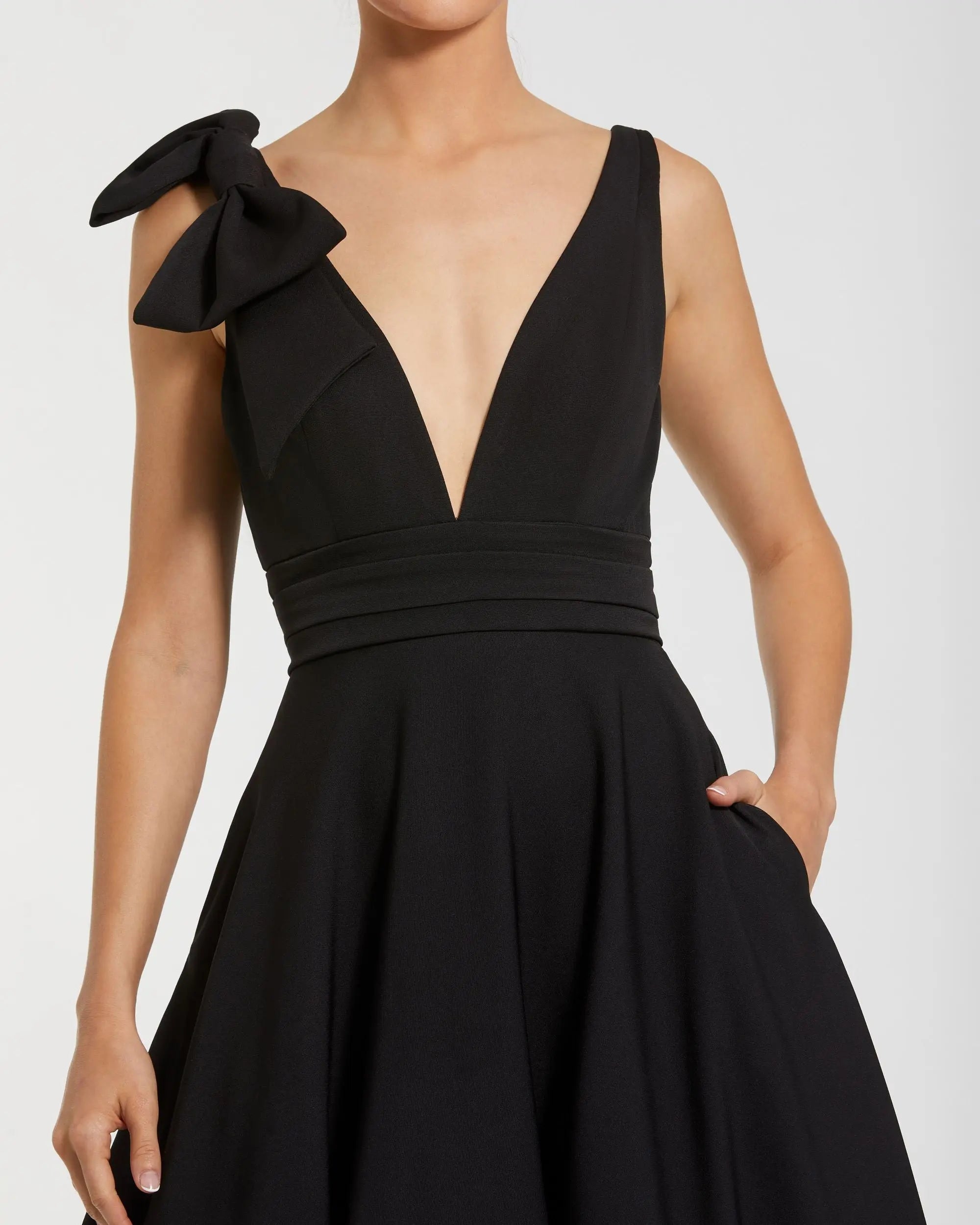 Black Sleeveless Plunge Neck Ball Gown With Bow Detail-Myartka