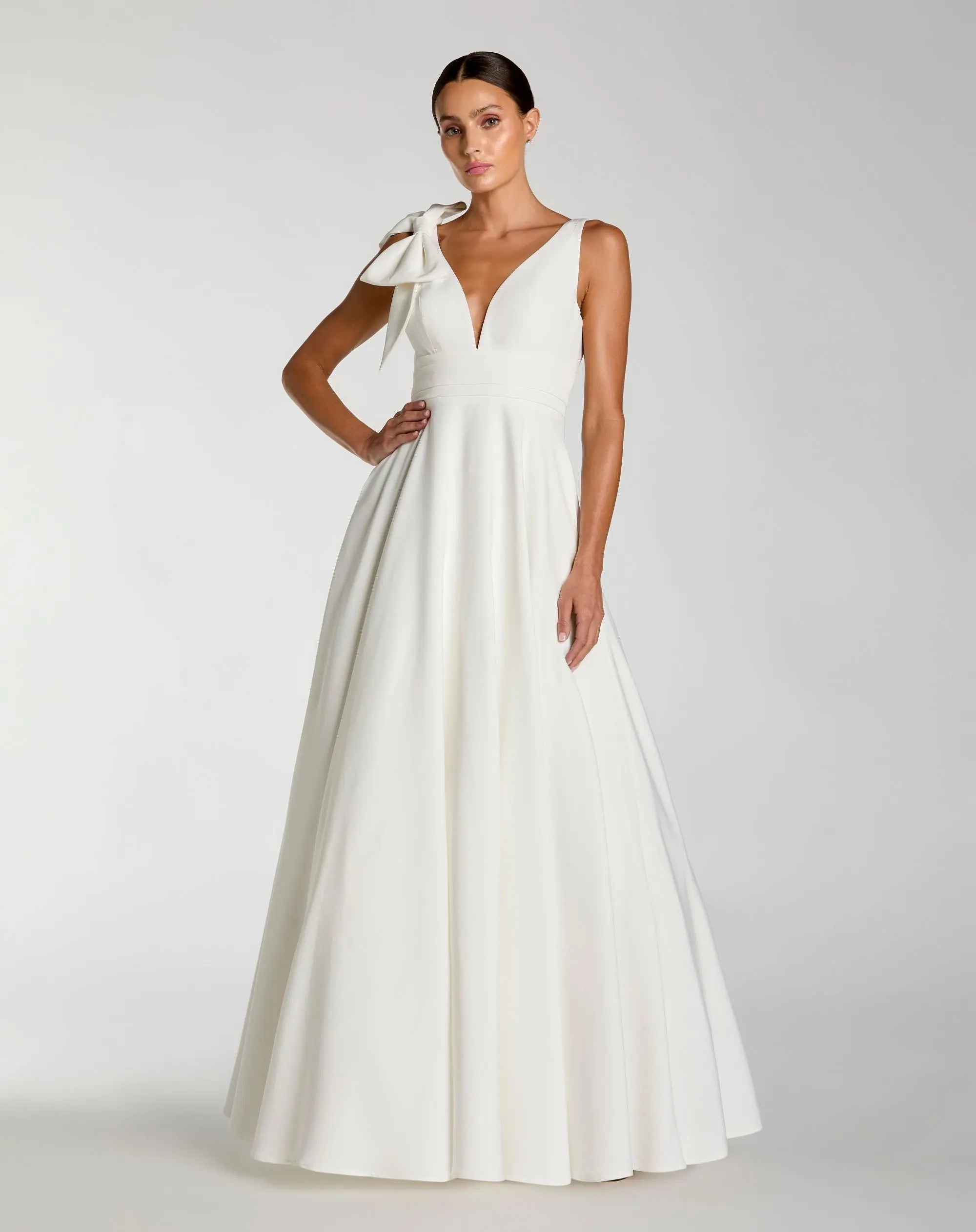 White Sleeveless Plunge Neck Ball Gown With Bow Detail-Myartka