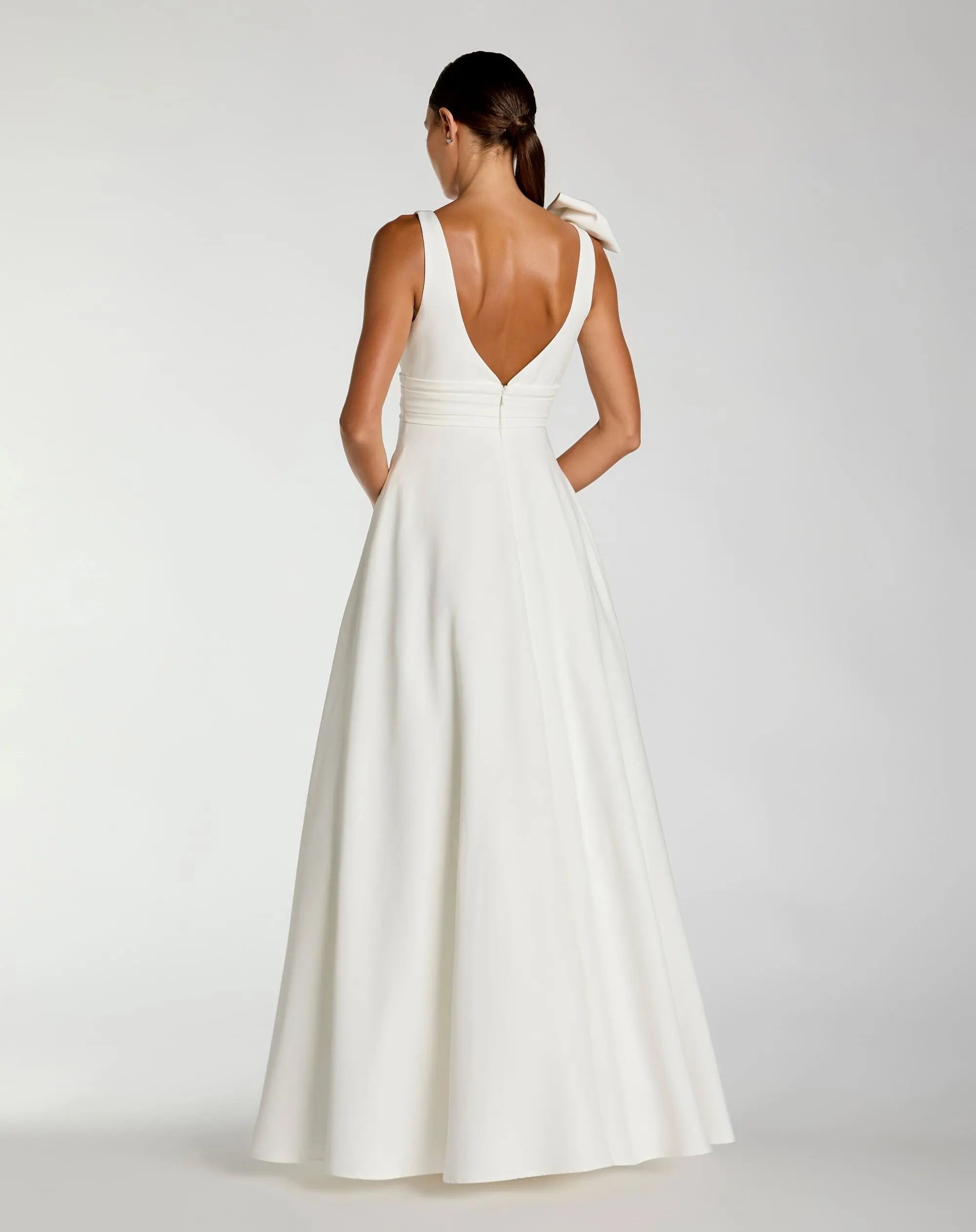 White Sleeveless Plunge Neck Ball Gown With Bow Detail-Myartka